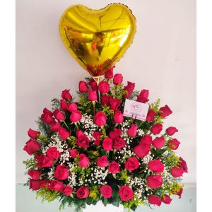 Arreglo en triagulo de amor - rosas en cali