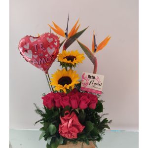 Arreglo floral en rosas rojas, aves del paraíso y orquídeas