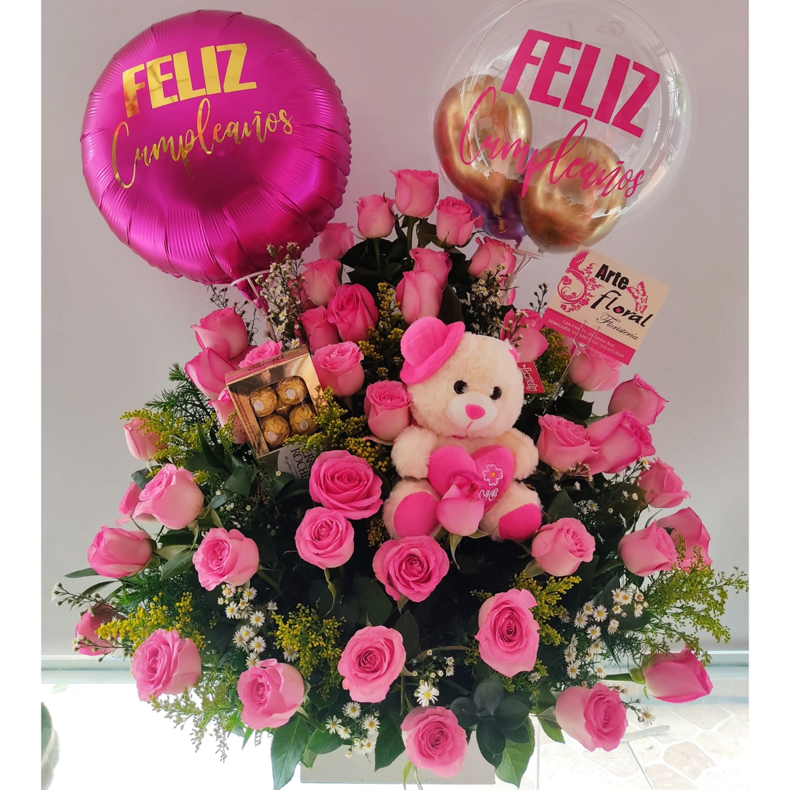 Arreglo en rosas fucsias, chocolate, peluche, globos- floristeria cali