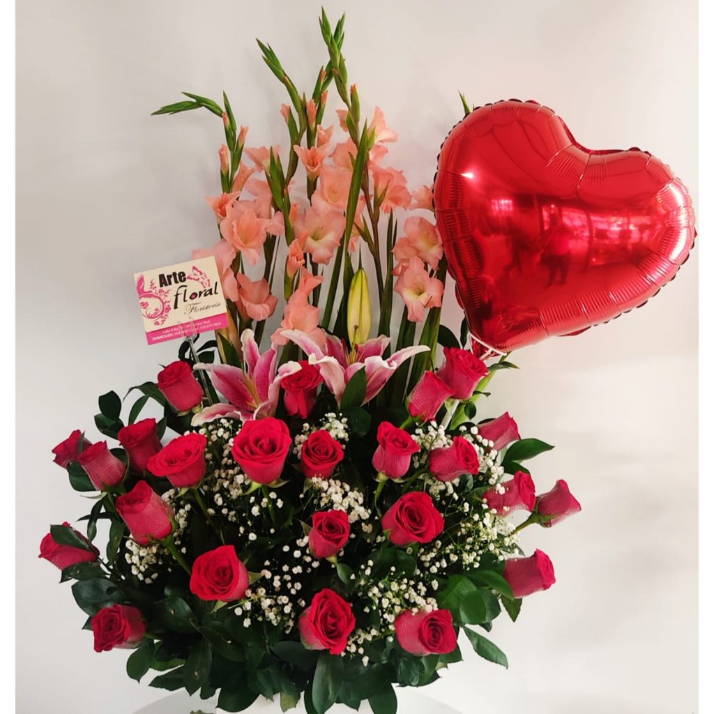 Arreglo en rosas rojas, gladiolos