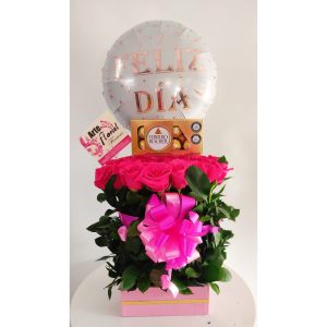 Arreglo rosas fucsias, chocolates y globo