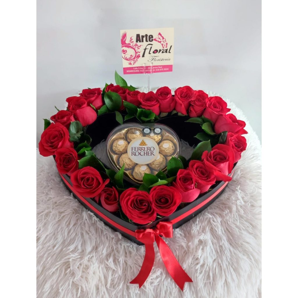 Corazon en rosas rojas, chocolates-