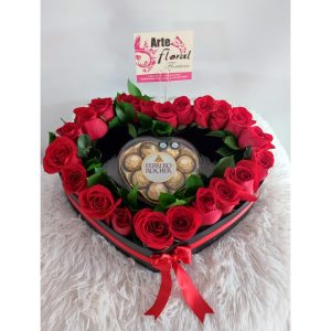 Corazon en rosas rojas, chocolates-