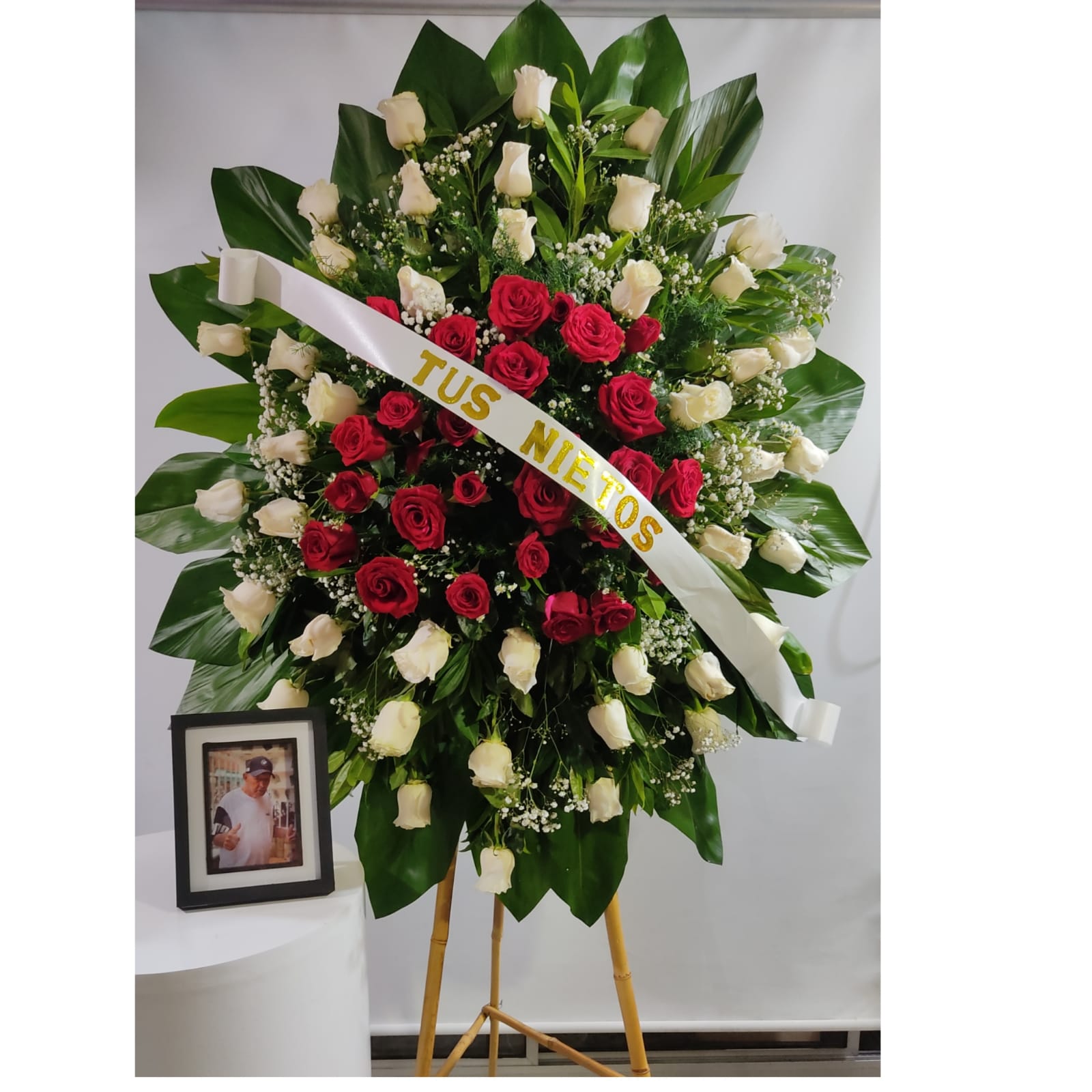 corona funebres en rosas rojas y blancas
