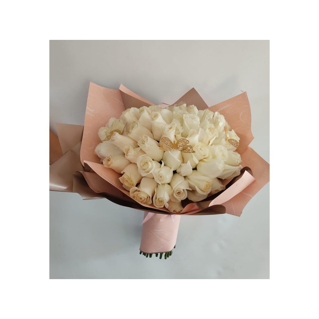Arreglo buchon en rosas blancas