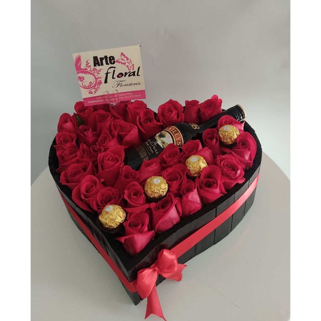 corazon en rosas rojas, chocolate, licor -floristeria cali