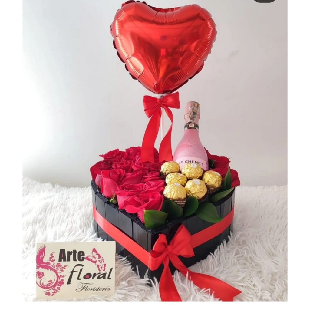 corazon en rosas rojas, chocolate licor , - floristeria en cali
