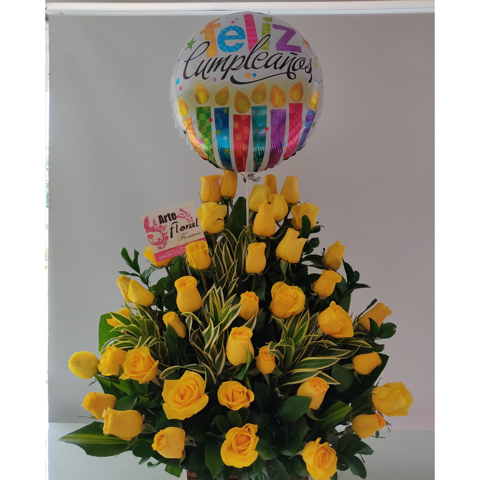 Arreglo en rosas amarillas, girasoles y heliconias