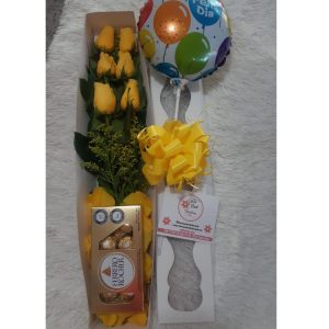 Caja de rosas amarillas y chocolates ferreros floristeria cali