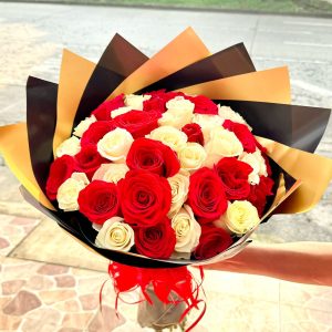 Ramo buchon de 50 rosas - floristeria cali