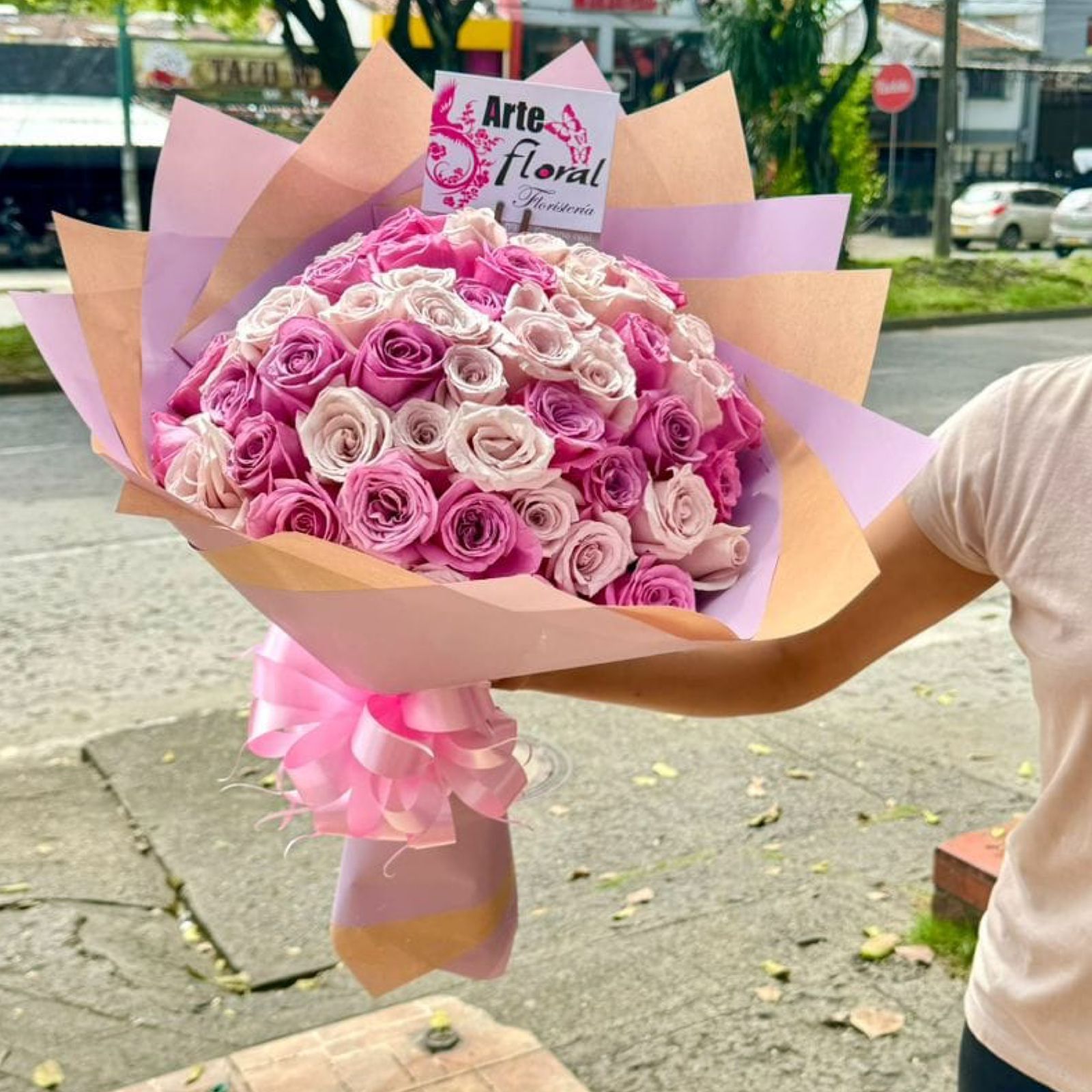 Ramo buchon en rosas pasteles- floristeria cali