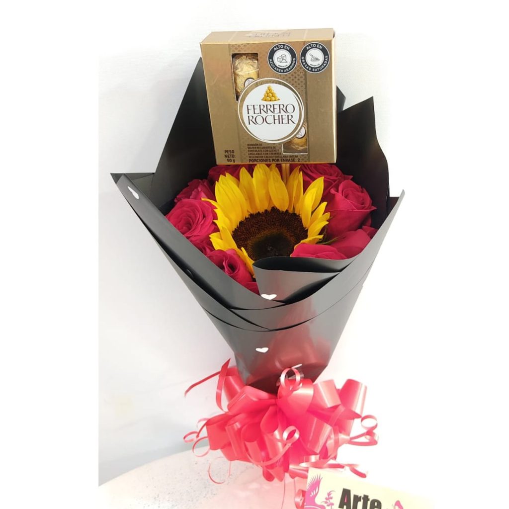 Ramo buchon en rosas rojas y chcolates ferreros- floristeria en cali