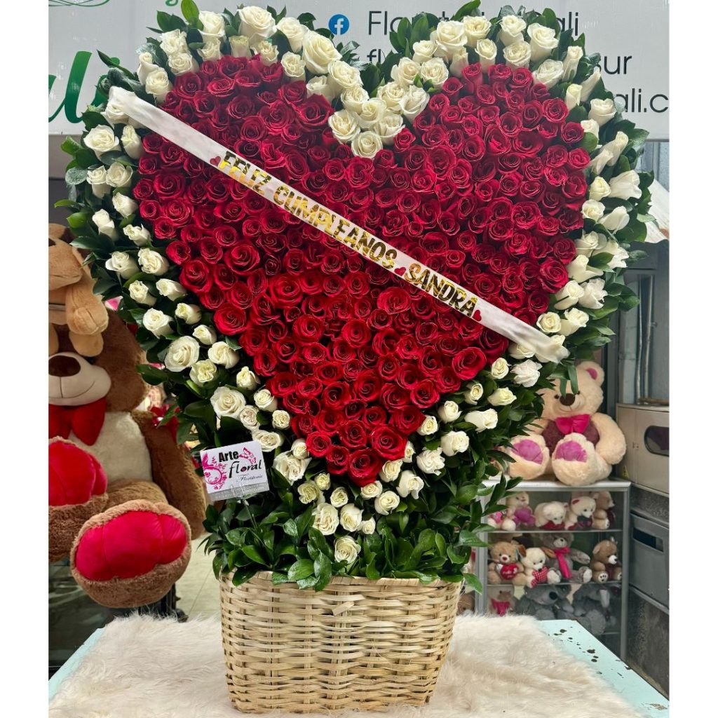 Corazón en rosas - floristeria cali