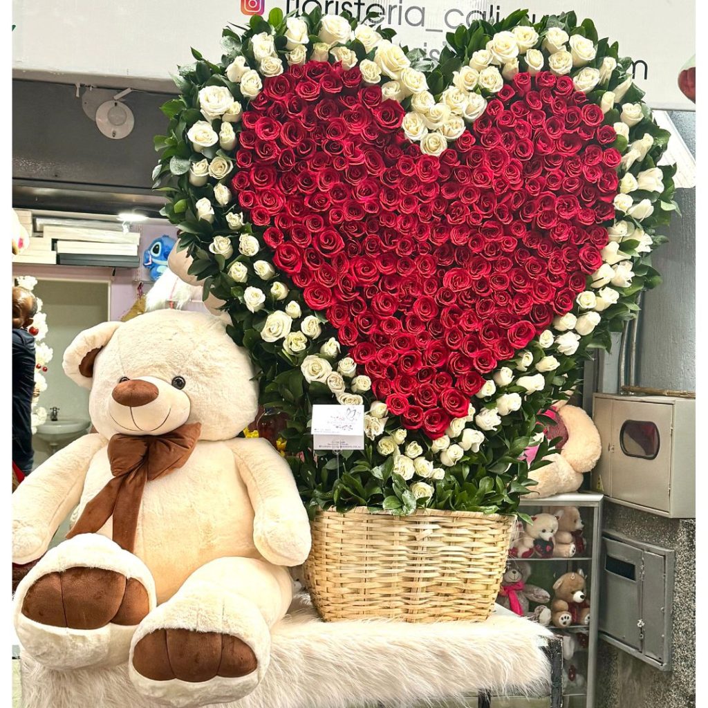 Corazón en rosas y peluche - floristeria cali