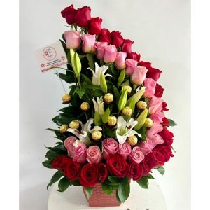 Arreglo floral en rosas, lirios, chocolates floristeria cali