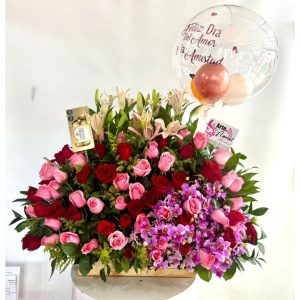 Jardinera en rosas de colores,lirios, chocolates floristeria cali