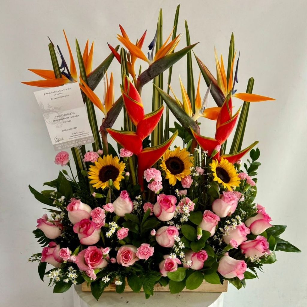 Ramo en rosas rosadas, aves del paraíso, heliconias, girasoles, chocolates floristeria cali