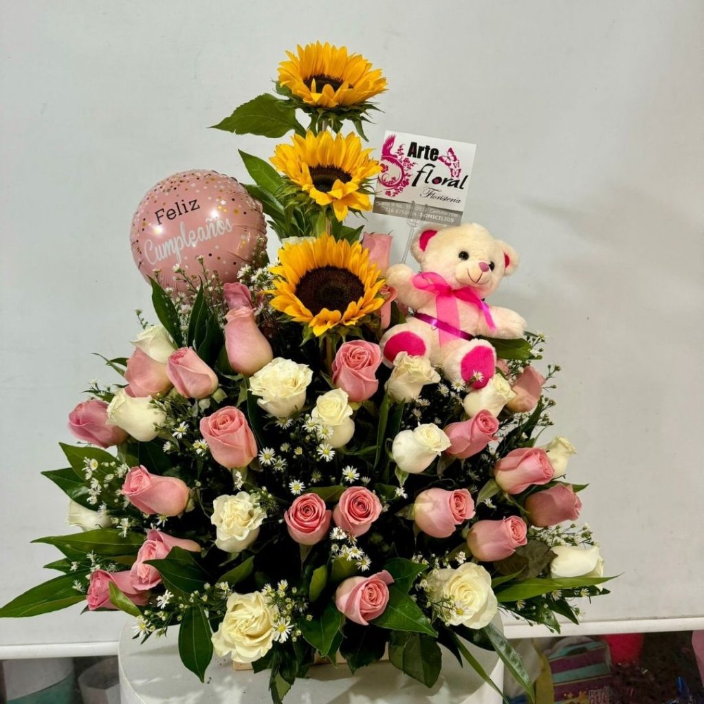 Ramo floral en rosas rosadas, blancas, peluches floristeria cali