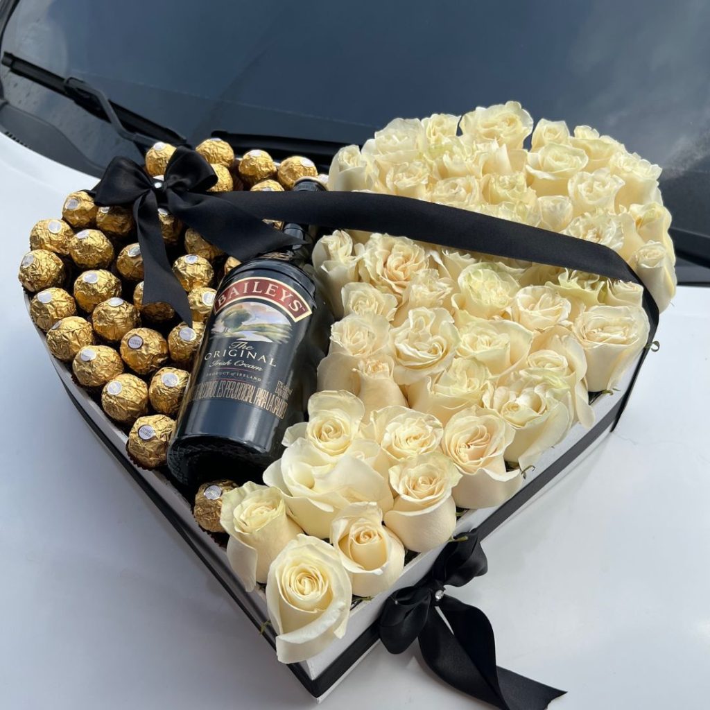 Corazón con rosas, chocolates y licor- Floristeria en cali