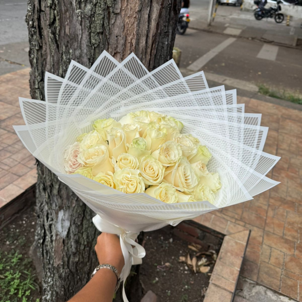 Ramo buchón en rosas blancas- Floristería Cali