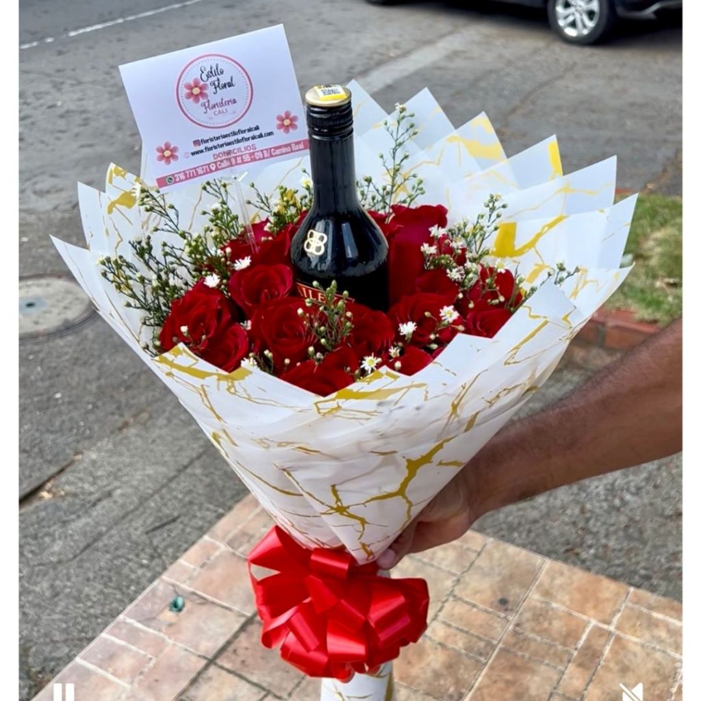 Ramo buchón en rosas rojas y licor - Floristería Cali