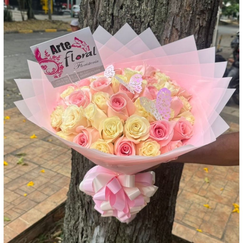 Ramo buchón en rosas rosadas y blancas- Floristería Cali