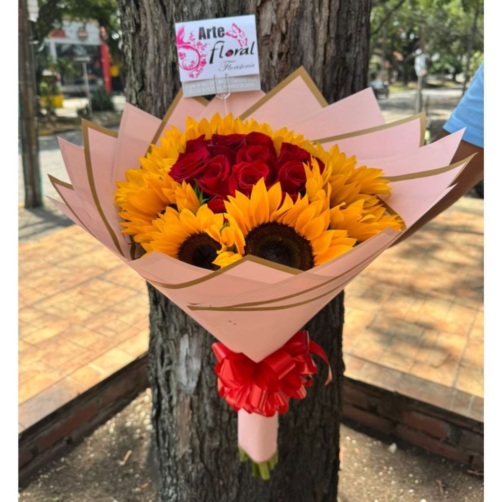 Ramo buchón en rosas y girasoles- Floristería Cali