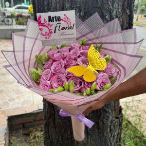 Ramo buchón de rosas lilas- Floristeria en cali